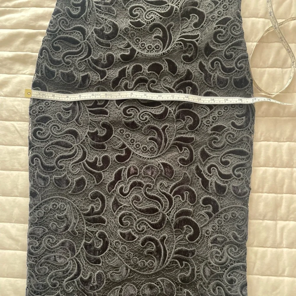 Donna Karan Embroidered Sleeveless Sheath
Dress - Picture 10 of 11